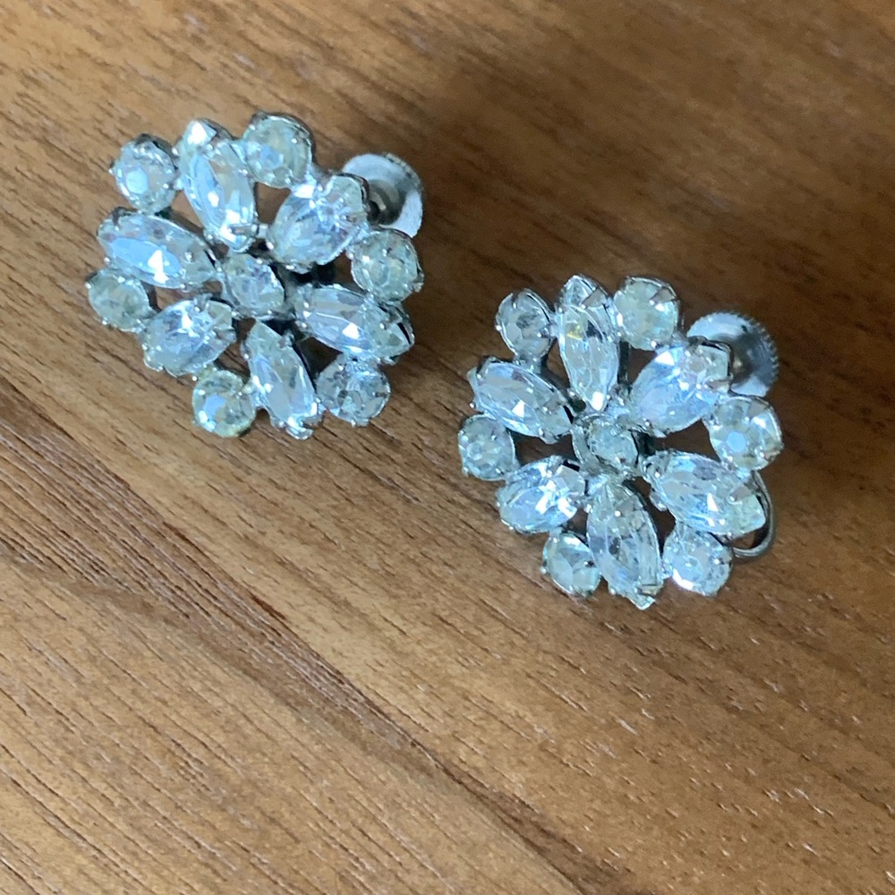 Vintage ‘50s Sparkling Crystal Screw-back Earrings. 1” across. Lovely simplicity